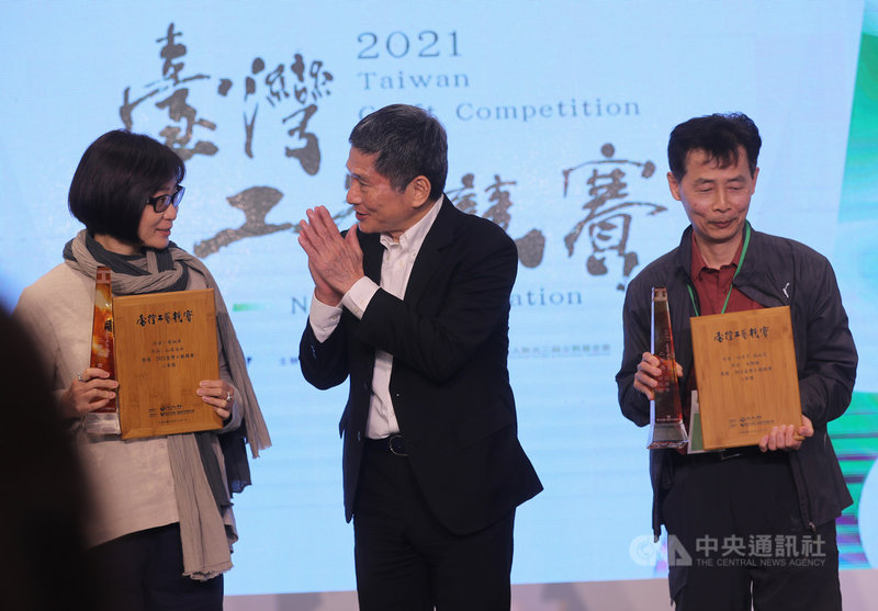 「2021台灣工藝競賽」3日在新光三越台北信義新天地舉行頒獎典禮,文化部長李永得(中)出席,頒發二等獎項給工藝家黃淑萍(左)、蔡政宏(右)。中央社記者裴禛攝 110年12月3日