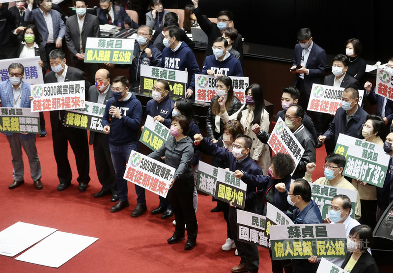 國民黨立委3日在立法院舉牌指控行政院長蘇貞昌偷人民錢反公投,也指民進黨踐踏行政中立,批行政院非公投案的反方,蘇貞昌卻用公帑宣傳公投,是國庫小偷。中央社記者張皓安攝 110年12月3日
