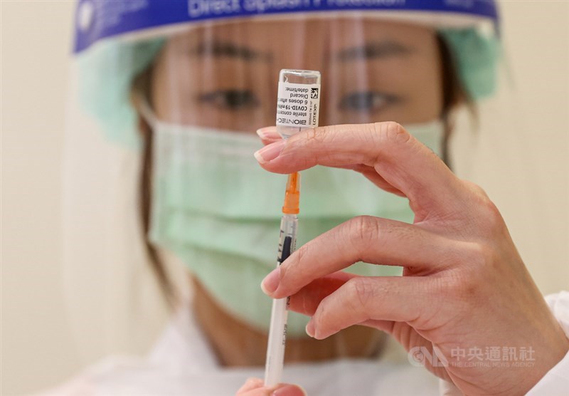 指揮中心3日表示,未來第3劑若開放打BNT將供全劑量。(中央社檔案照片)