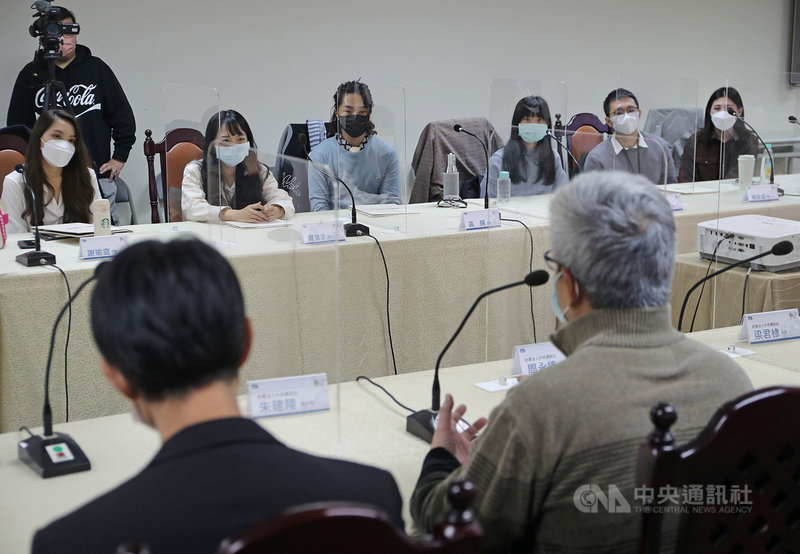 中央社「我是海外特派員2.0:我是一日總編輯」活動3日在台北舉行結業式暨成果分享會,6名青年學子向資深記者提問。中央社記者裴禛攝 110年12月3日