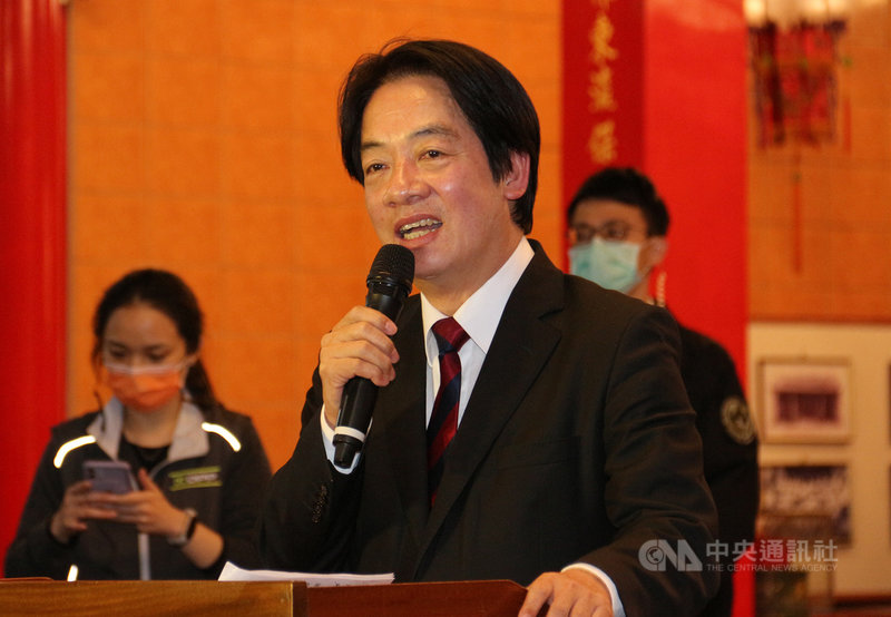 民進黨客家部3日在苗栗縣頭份義民廟舉辦公投說明會,副總統賴清德(前)出席助講,全程並特別以客家話宣講,呼籲民眾支持政府立場,務必投下4個不同意。中央社記者管瑞平攝 110年12月3日