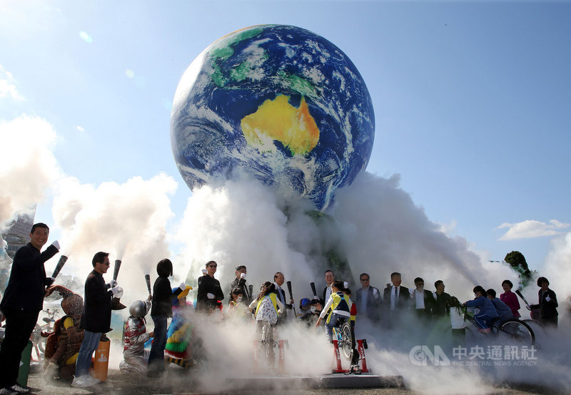 由立法院聯合國永續發展目標策進會倡議、紙風車文教基金會主辦的台灣永續行動週親子園遊會將在台北國父紀念館中山公園廣場登場,3日舉辦啟動記者會,為活動拉開序幕。中央社記者郭日曉攝 110年12月3日