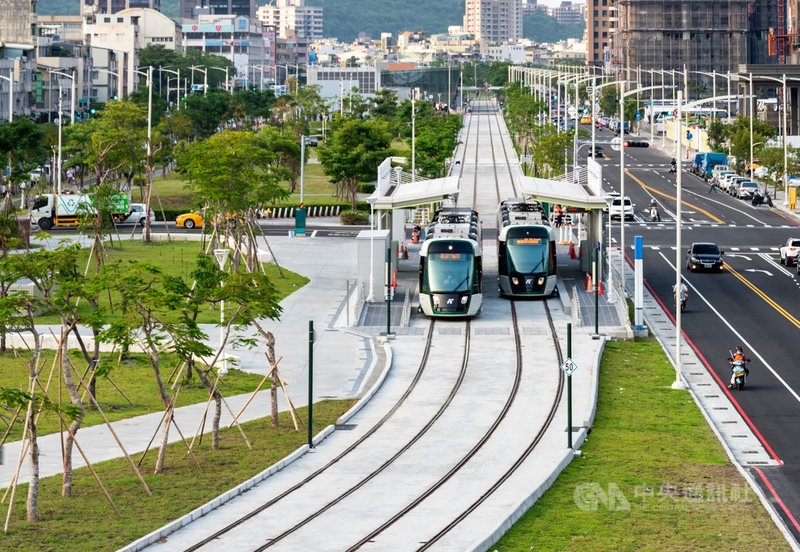 高雄環狀輕軌C17至C20站路段11月19日完成履勘,同月22日完成營運前須改善事項,交通部3日正式發布營運許可函。(高雄市政府提供)中央社記者曾以寧傳真 110年12月3日