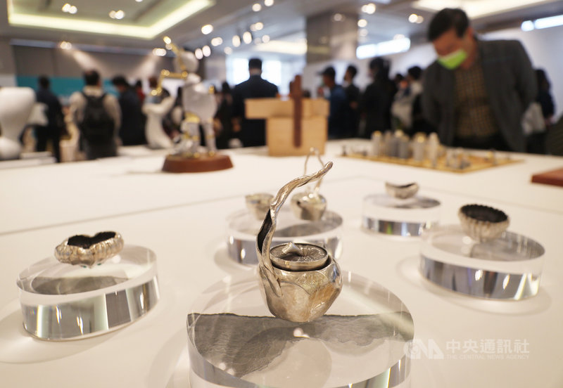 2021台灣工藝競賽共有60件入選作品,將以「自然.循環」為策展主題,在「2021工藝之夢特展」展出,3日起在新光三越台北信義新天地A9館9樓登場。中央社記者裴禛攝 110年12月3日