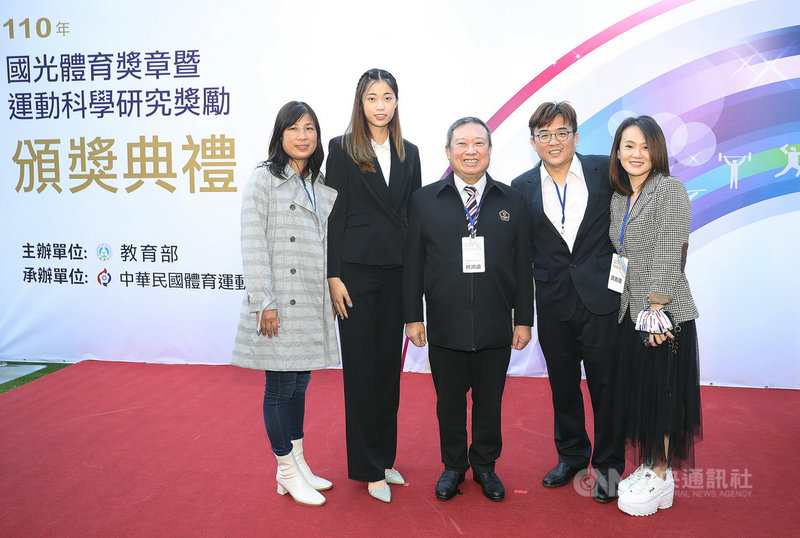 跆拳道「國民女友」羅嘉翎(左2)在東奧鍍銅後一夕翻紅,目前單身的她3日透露,已被下達除非奧運奪金,否則不能談戀愛的禁令;教練劉聰達(右2)則強調沒禁止選手談戀愛,主要是家人不希望。圖為羅嘉翎與中華奧會主席林鴻道(中)等人合影。中央社記者張新偉攝 110年12月3日