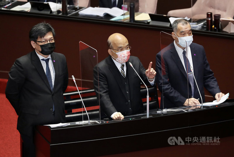 行政院長蘇貞昌(中)3日在立院備詢表示,政府一直都保護藻礁,三接棧橋是建在礁石上不是藻礁。經濟部次長曾文生(左)則指出,棧橋是為保護藻礁存在。中央社記者張皓安攝 110年12月3日