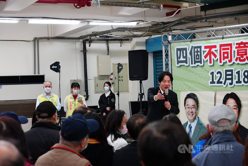 4大公投案18日即將投票,副總統賴清德(後右)3日晚間至新北市多處宣講,呼籲民眾投下4個不同意,讓台灣繼續往前走、得以延續政府好的政策。中央社記者沈佩瑤攝 110年12月3日