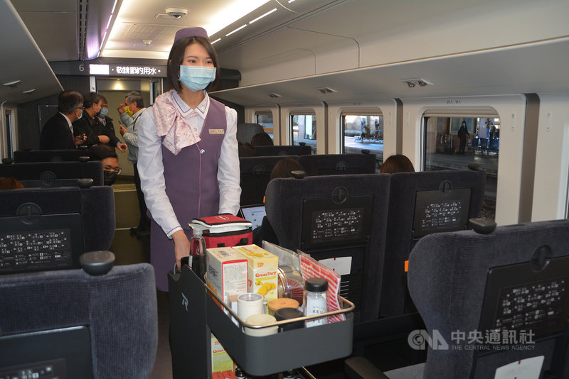 台鐵3日在新北市樹林火車站公布新自強號EMU3000型城際列車,29日將先投入東部幹線營運,其中商務車廂取名「騰雲座艙」,將提供免費餐飲。中央社記者黃旭昇新北市攝 110年12月3日