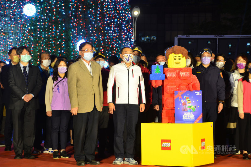 2021新北歡樂耶誕城3日晚間由市長侯友宜(前左2)及防疫期間辛苦付出的醫護警消與民政人員等人共同點燈,宣告活動正式開跑。中央社記者黃旭昇新北市攝 110年12月3日