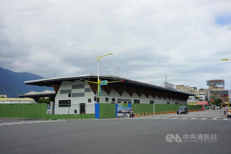 因應蘇花改通車,花蓮縣政府新建客運先期轉運站,整合國道客運、市區公車。建設處3日指出,工程接近尾聲,主體結構已經完成,目標2022年3月試營運。中央社記者張祈攝 110年12月3日