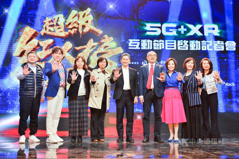藝人于美人(右3)、許志豪(左2)主持節目「超級紅人榜」,獲文化部5G科技影音展演創新應用補助計畫支持,將展開台語流行音樂「5G+XR節目互動製作」計畫,文化部長李永得(中)3日出席啟動記者會站台力挺。(三立提供)中央社記者葉冠吟傳真 110年12月3日