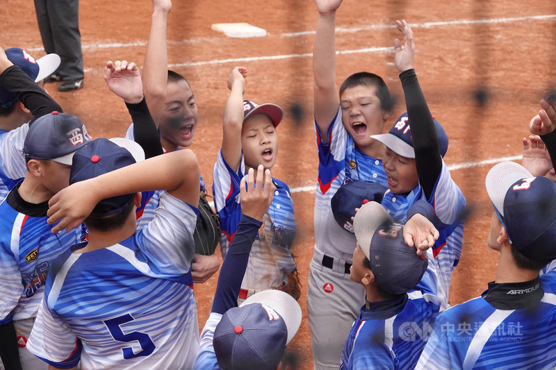 2021第9屆花蓮台彩威力盃全國少棒賽展開,新竹市隊(圖)3日與桃園市隊交手,終場竹市以5比11吞敗、無緣晉級。圖為竹市小將集合喊聲提振士氣。中央社記者謝靜雯攝 110年12月3日