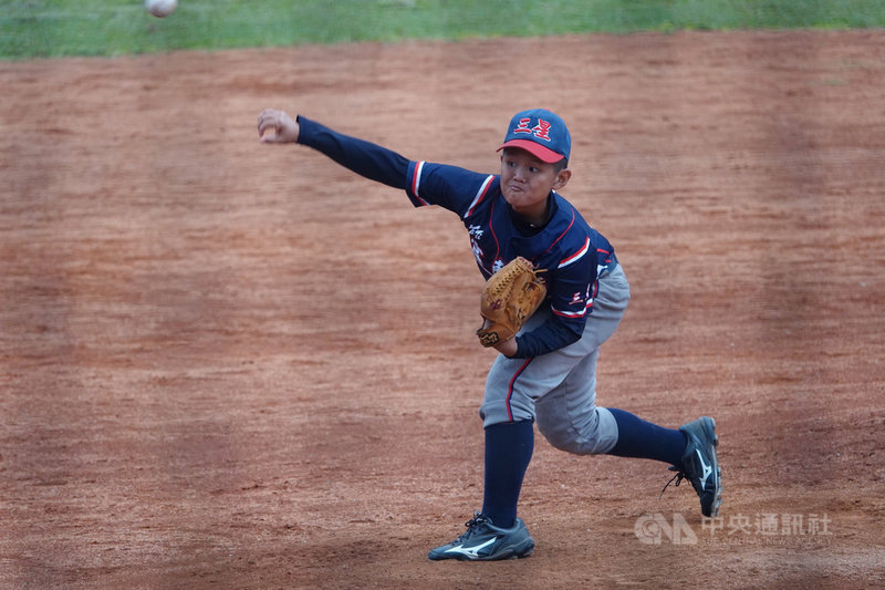 2021第9屆花蓮台彩威力盃全國少棒賽,各縣市代表隊幾乎都以聯隊參賽,但宜蘭以三星單一球隊參戰、表現亮眼,三星歷屆球員身高都不算高,但基本功扎實,打擊能力不容小覷,是各隊口中的「小辣椒」。圖為宜蘭縣隊先發投手莊海瑞。中央社記者謝靜雯攝 110年12月3日