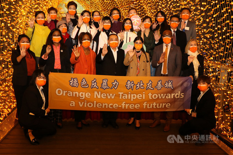 新北市政府3日表示,市長侯友宜(2排右4)2日晚間和駐台女性外交使節團團長、聖克里斯多福及尼維斯聯邦大使哈菁絲(2排左3)等人一同參觀新北歡樂耶誕城橘色光廊,並共同宣導反暴力。(新北市社會局提供)中央社記者黃旭昇新北市傳真 110年12月3日