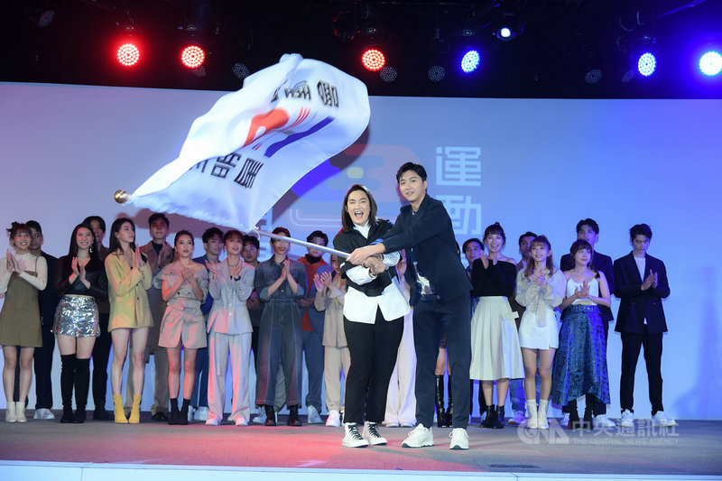 運動實境節目「全明星運動會」第3季3日舉辦首播記者會,藍、紅兩隊領隊錢薇娟(前左)、江宏傑(前右)共同揮舞白色大會旗,宣布新一季賽事正式開打。(台視、三立提供)中央社記者葉冠吟傳真 110年12月3日