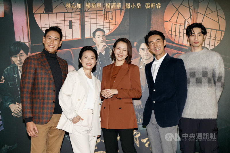台灣原創影集「華燈初上」劇組3日舉辦媒體茶敘,演員加賀美智久(左起)、謝瓊煖、劉品言、李李仁、章廣辰出席,暢聊拍戲趣聞。(Netflix、百聿數碼提供)中央社記者葉冠吟傳真 110年12月3日