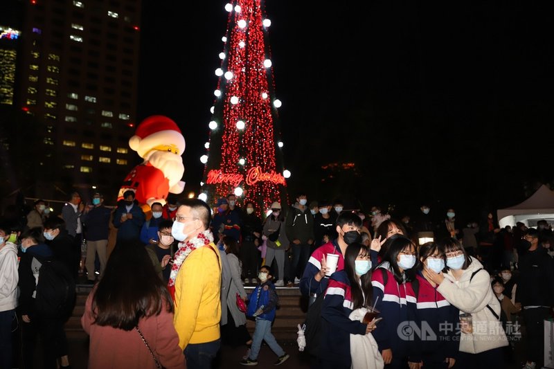 2021新北歡樂耶誕城3日開城點燈,開城首日滿滿人潮與樂高耶誕老人合照拍照。中央社實習記者蕭宇軒攝 110年12月3日