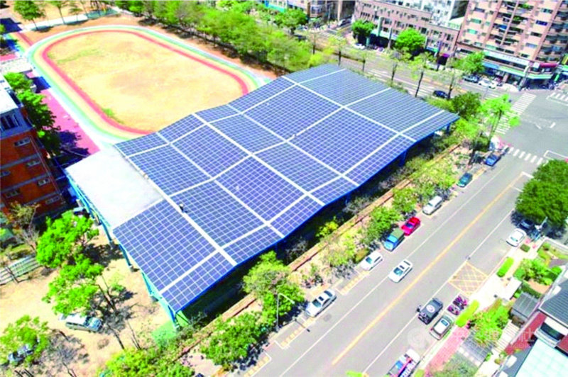 台中市政府3日在南屯區惠文國小啟用第2座太陽光電球場,打造綠能環境。(台中市政府提供)中央社記者郝雪卿傳真 110年12月3日