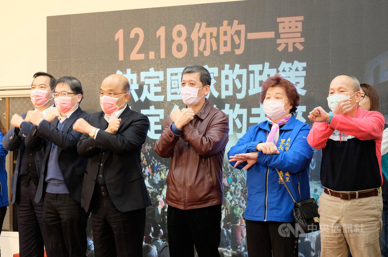4大公投案投票在即,行政院長蘇貞昌(左3)3日晚間至新北市多處為公投助講,籲民眾為了國家下一步,18日投票務必支持4個不同意,才能讓台灣更有力、不讓國民黨再亂下去。中央社記者沈佩瑤攝 110年12月3日