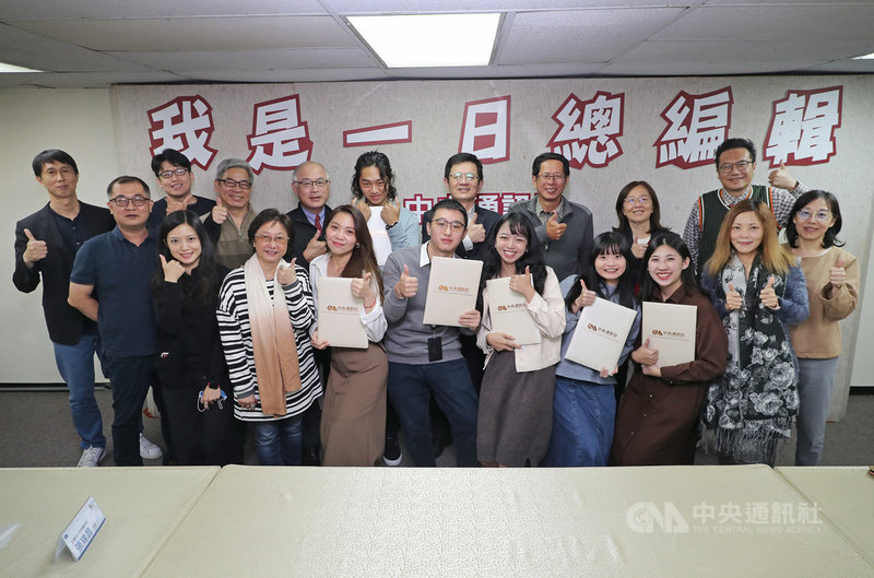 「我是海外特派員2.0:我是一日總編輯」活動3日結業式暨成果分享會,中央社董事長劉克襄(後排右3)、社長張瑞昌(後排右4)、總編輯陳正杰(後排左4)與青年學子分享媒體經驗。中央社記者裴禛攝 110年12月3日