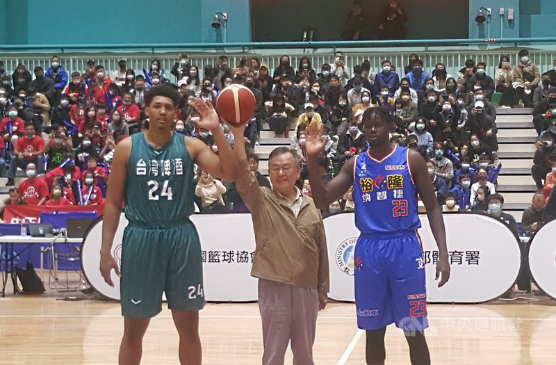 第19屆SBL超級籃球聯賽熱身賽3日晚間在澎湖縣立體育館展開,比賽邀請澎湖縣長賴峰偉(前中)開球,首戰由台灣啤酒、裕隆納智捷交手,吸引大批民眾到場觀戰。中央社 110年12月3日