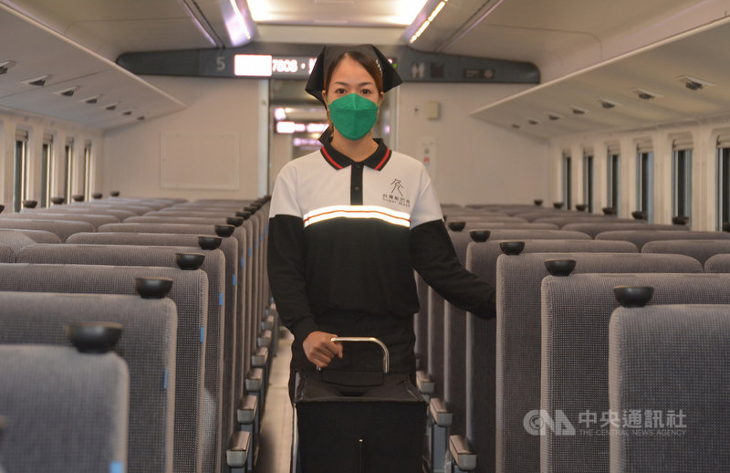 台鐵3日在新北市樹林火車站公布新自強號EMU3000型城際列車車廂內部,並公布相關服務人員、清潔人員的服裝與配備。中央社記者黃旭昇新北市攝 110年12月3日