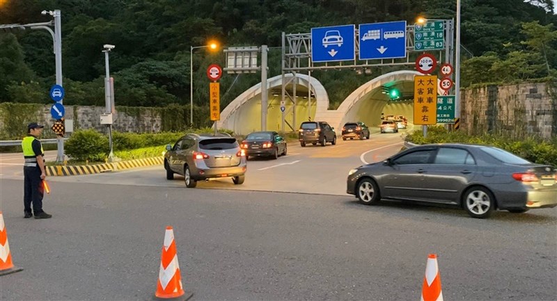 公路總局公布元旦連假易壅塞的省道路段,包含台9線蘇花公路及南迴公路、台64線接國3中和交流道、台2線福隆到瑞濱及萬里到大武崙路段。圖為蘇花公路改善路段。(警方提供)