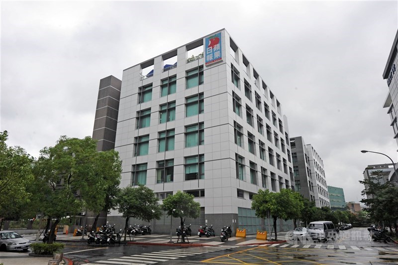 台北市勞動局14日表示，已收到蘋果新聞網通報的大量解僱計畫書，預計在8月9日裁員280人。圖為蘋果日報位於內湖的辦公大樓。（中央社檔案照片）