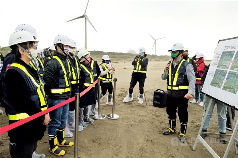 立法院社會福利及衛生環境委員會1日考察觀塘工業區開發及第三天然氣接收站,與環團及在地里長等人共同前往。中央社記者吳睿騏桃園攝 110年12月1日