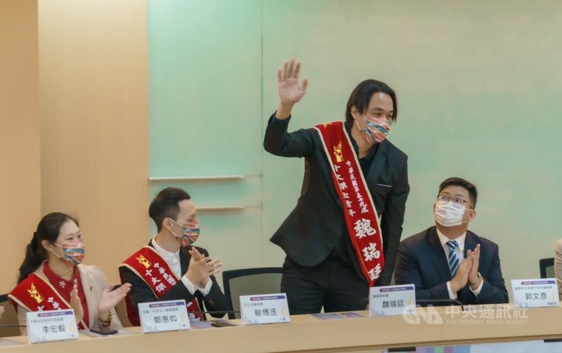 當選第59屆十大傑出青年的台東青農魏瑞廷(右2),協助台東果農把近7公噸的鳳梨釋迦賣到東南亞,魏瑞廷說,「我是農民,我懂農民的辛苦」。(魏瑞廷提供)中央社記者盧太城台東傳真 110年12月3日