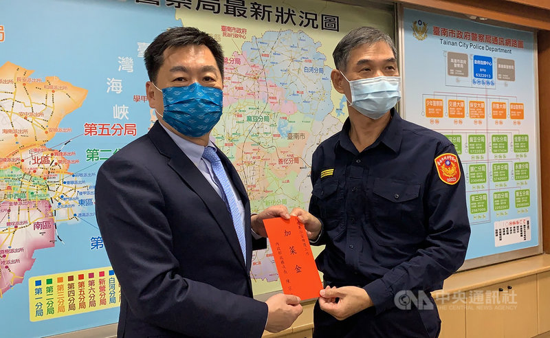 內政部次長陳宗彥(左)3日前往視察台南市警局防疫電子圍籬系統運作情形,並致贈加菜金慰勉警方防疫及維護治安等工作辛勞。中央社記者張榮祥台南攝 110年12月3日