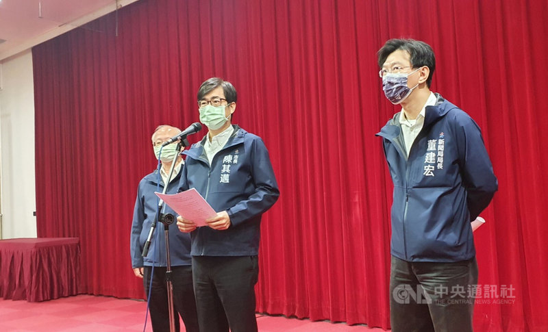 前國民黨立委張顯耀遭爆接種特權疫苗,高雄市政府開罰新台幣1萬5000元,他不滿只罰自己一人,將提行政訴訟。市長陳其邁(中)3日回應,站在行政機關依法行政立場,任何人都沒特權也沒例外。中央社記者洪學廣攝 110年12月3日