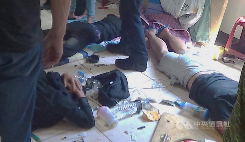 台灣與新加坡警方聯手偵破在台詐騙集團,成員假冒國際刑警組織向新加坡華人誆稱涉嫌散播疫情假消息要求匯款;檢警專案小組經蒐證,前往攻堅位於苗栗頭份的詐騙機房,一舉逮捕17人。(警方提供)中央社記者管瑞平傳真 110年12月3日
