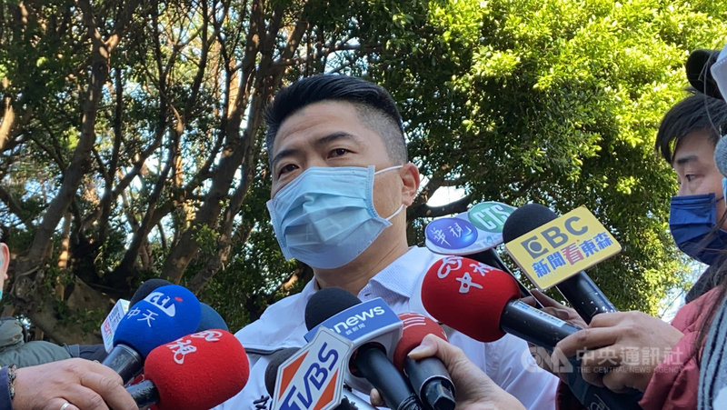 國民黨台中市第2選區立委補選參選人顏寬恒(中)被披露招待所涉違建,對於外界關心拆除時間,他3日表示,都按照法律的規範,必須拆除的部分,都由相關機關確認,也正在積極聯絡工班中。(顏寬恒競選總部提供)中央社記者蘇木春傳真 110年12月3日