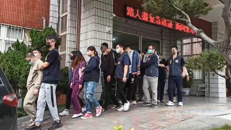 台中市楊姓男子涉嫌吸收人員組成暴力討債集團,向被害人恐嚇取財,若同夥未能完成交代事項,楊男甚至毆打、拘禁成員,警方循線逮捕楊男等16人送辦。(翻攝畫面)中央社記者蘇木春傳真 110年12月3日