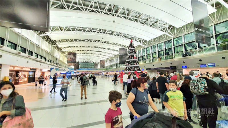 阿根廷民眾在伊塞薩國際機場(Ezeiza Airport)大廳等候登機,把握國境進出不受限制時機,飛往歐洲或美加等國旅遊或拜訪家人。中央社記者黃韻如布宜諾斯艾利斯攝 110年12月3日