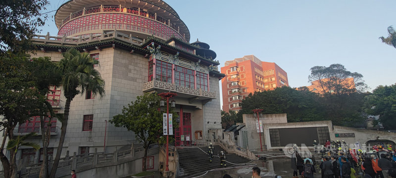 台灣工藝研究發展中心台北當代工藝設計分館3日下午驚傳火警,工藝中心主任張仁吉受訪表示,火災發生後立刻疏散館內人員,目前火勢撲滅,建築結構無損失,也無人受傷。中央社記者王寶兒攝 110年12月3日