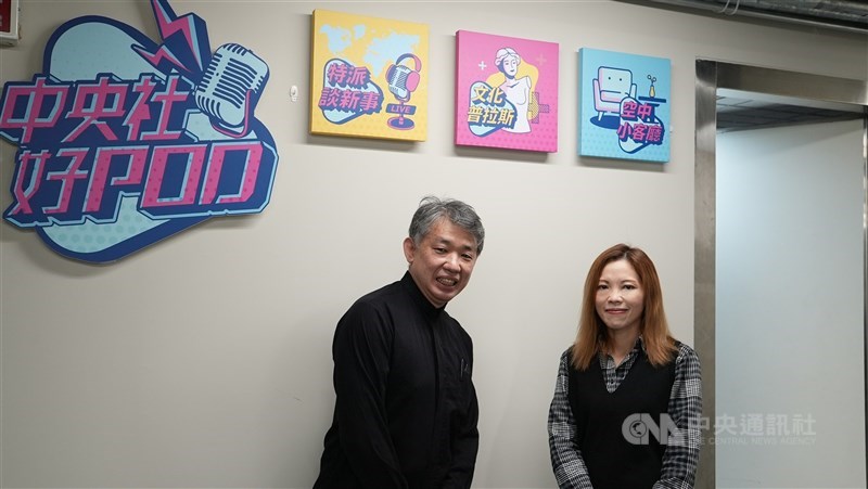 古亭長老教會牧師陳思豪(左),錄製中央社Podcast節目「空中小客廳」,分享他如何關注社會弱勢議題。中央社記者吳桓中攝 110年12月3日