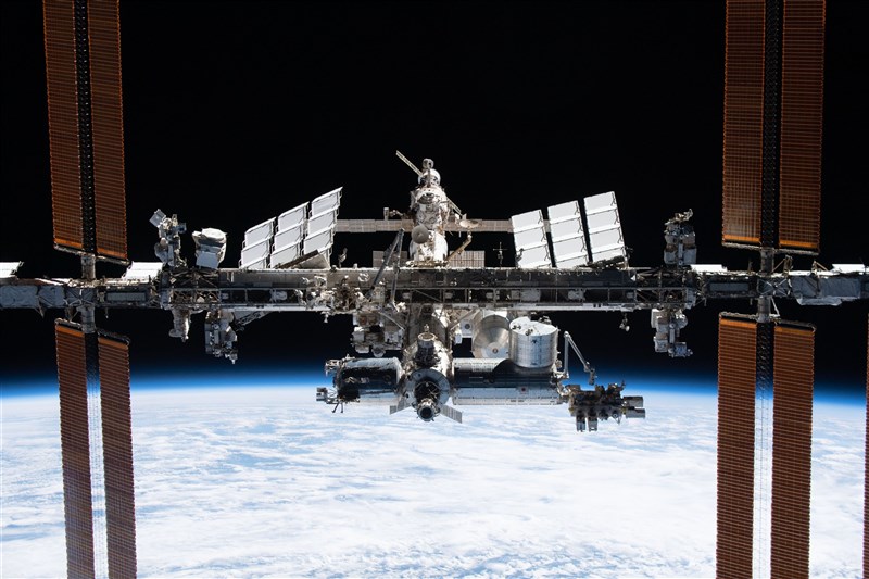 國際太空站(圖)可能於2030年前退役,NASA 2日批准億萬富豪貝佐斯旗下藍源公司等3家民營公司總計逾4億美元開發合約,將發展民營商用。(圖取自twitter.com/space_station)