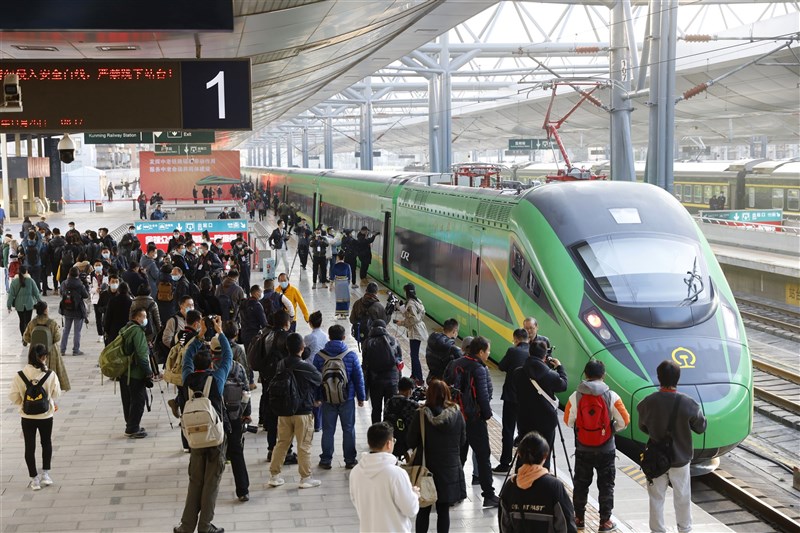 中寮鐵路3日通車。圖為11月26日中寮鐵路舉行試乘體驗採訪活動,民眾在昆明站準備乘車。(中新社)