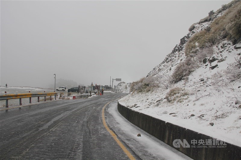 冷氣團影響，公路總局研判26日到28日凌晨，2000公尺以上高山道路，不排除有降雪及結冰情形。圖為合歡山路面結冰。（中央社檔案照片）