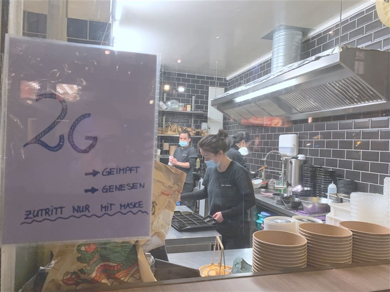 為嚴防Omicron變種病毒,德國2日預計對未打疫苗者再祭限制措施。圖為柏林餐廳貼出2G告示,僅限完全接種或感染後痊癒者入內。(中新社)