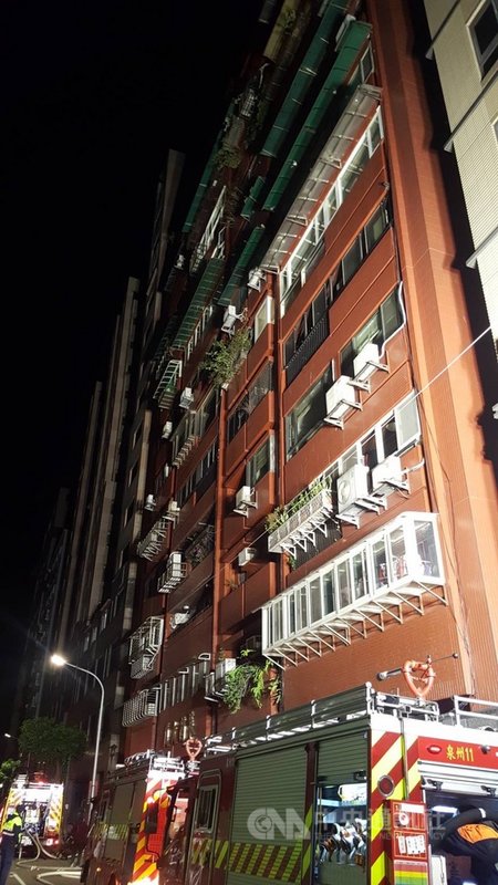 台北市水源路附近一棟大樓3日凌晨近3時發生火警,造成1人死亡、2人受傷,死者為約60歲男子,傷者已無大礙,火警現場共疏散61人。(翻攝照片)中央社記者劉建邦傳真 110年12月3日