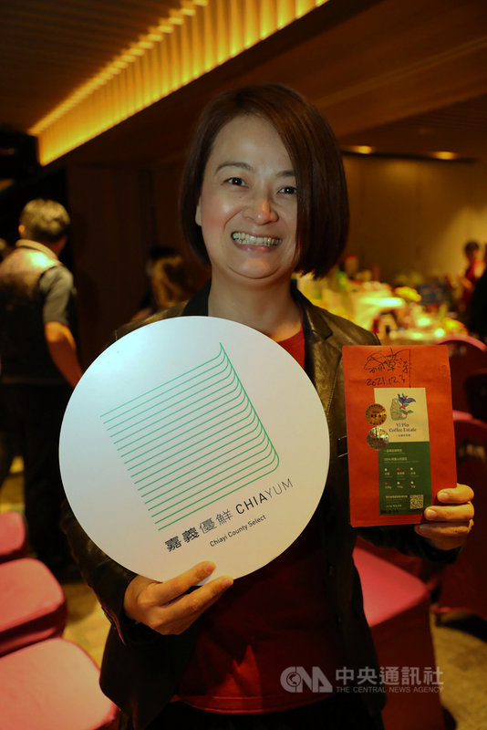 嘉義縣政府推廣在地農漁特產,3年前開始籌設品牌「嘉義優鮮」,去年邀請知名設計師聶永真操刀品牌視覺識別,整體以18條清爽鮮明的綠色線條描繪出「田」及「田埂」意象,象徵嘉義縣農作的基線、施培、育成及韌性。中央社記者蔡智明攝 110年12月3日