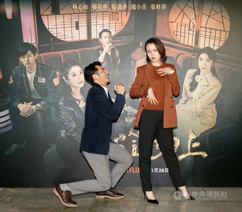 影集「華燈初上」播出後廣受好評,演員李李仁(左)在片中扮演流氓渣男欺負酒店小姐「花子」劉品言(右)的橋段更是逼真,3日兩人出席媒體茶敘時,李李仁特別幽默向劉品言道歉求饒。(Netflix、百聿數碼提供)中央社記者葉冠吟傳真 110年12月3日