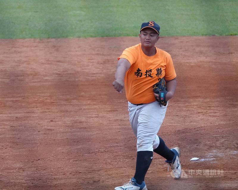 2021第9屆花蓮台彩威力盃全國少棒賽持續展開,南投縣隊投打二刀好手全灑儒3日登板,後援1局化解危機,幫助球隊拿勝,順利晉級8強。中央社記者謝靜雯攝 110年12月3日