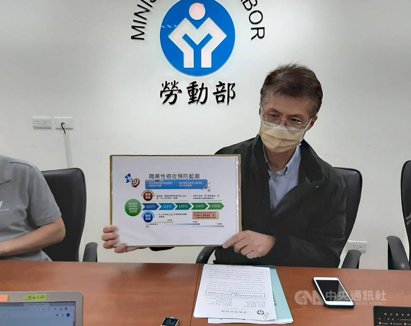勞動部職安署推動職業性癌症預防藍圖,3日在記者會中指出,民國111年起,將對「運作致癌物質第1級」、「生殖細胞致突變性物質第1級」或「生殖毒性物質第1級」等化學品事業實施專案監督檢查。中央社記者楊淑閔攝 110年12月3日