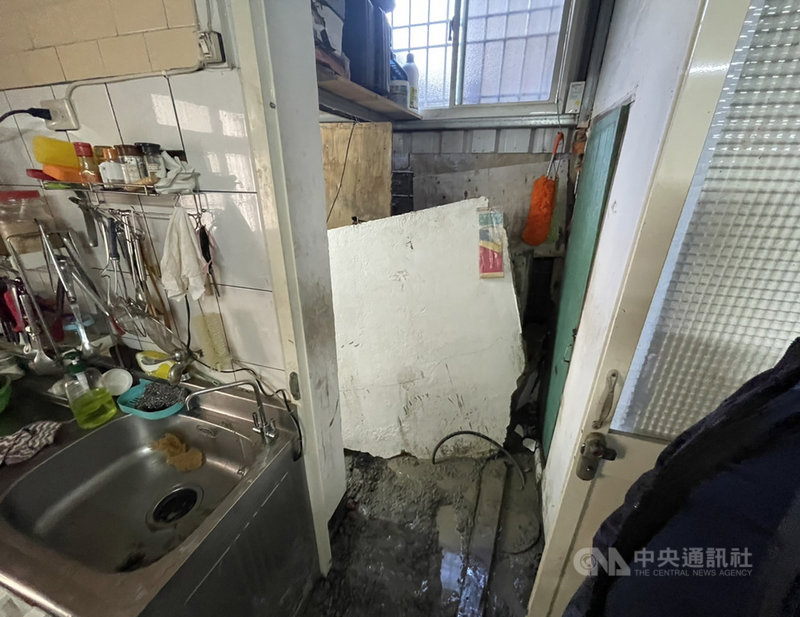 桃園市中壢區五族街一處民宅3日下午進行牆面灌漿作業時發生倒塌意外,當場活埋在牆邊洗衣的83歲徐姓婦人,所幸搶救後徐婦已恢復生命徵象,目前仍在救治。(翻攝照片)中央社記者葉臻傳真 110年12月3日
