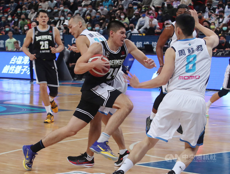 P. LEAGUE+職籃聯盟4日在台北和平籃球館進行第2季開幕戰,福爾摩沙台新夢想家隊終場以111比108擊敗台北富邦勇士拿勝,其中夢想家忻沃克(持球者)貢獻11分。中央社記者張新偉攝 110年12月4日