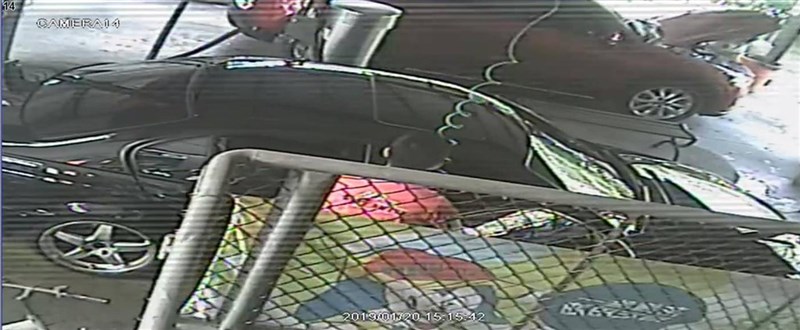 3歲女童與父親鄺姓男子前往加油站洗車遭空氣噴槍奪命,一審依過失致死罪判鄺男1年10月徒刑;二審改依成年人故意傷害兒童致死罪重判10年。圖為現場監視畫面。(橋頭地檢署提供)